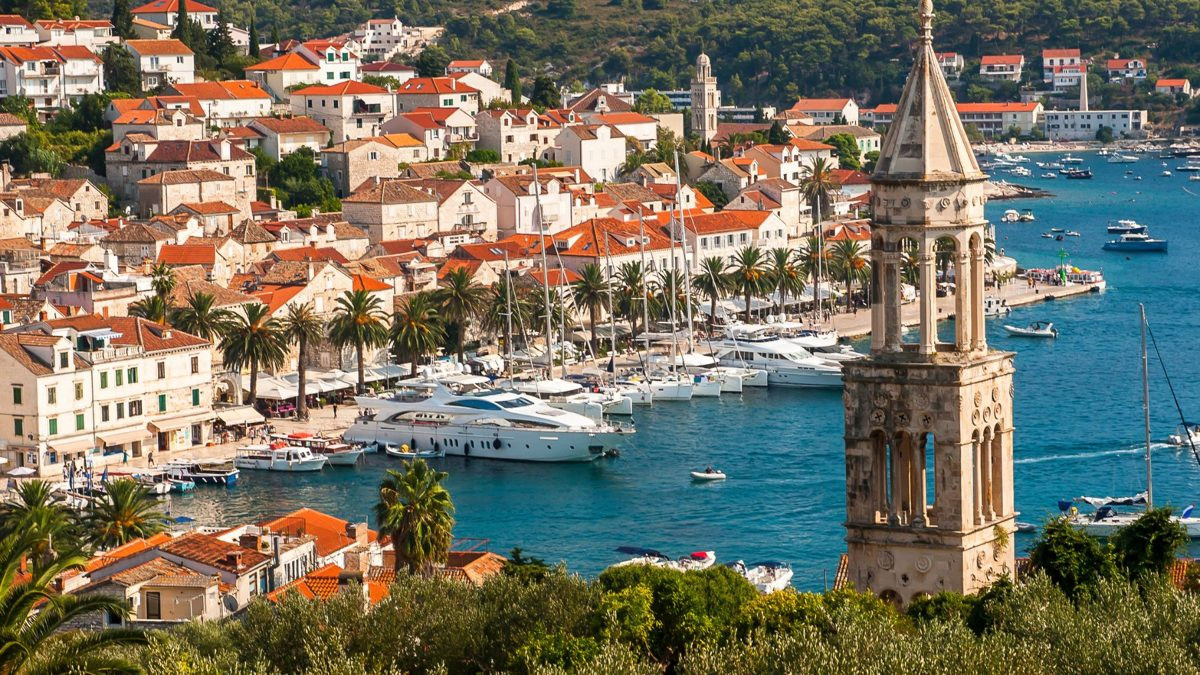 Pogoda w Chorwacji – port i dzwonnica na wyspie Hvar